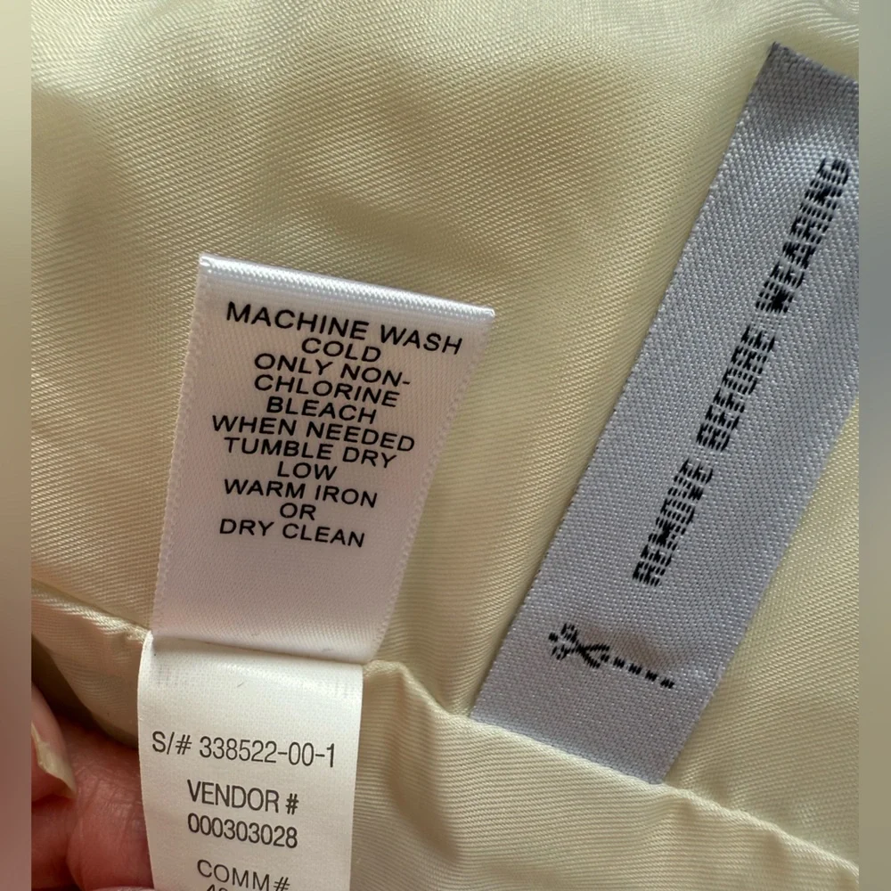 Banana Republic Women's Ivory Puffer Vest - Picture 4 of 7
